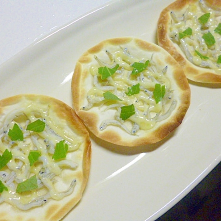 簡単！おつまみ！餃子の皮で！しらすとマヨのピザ